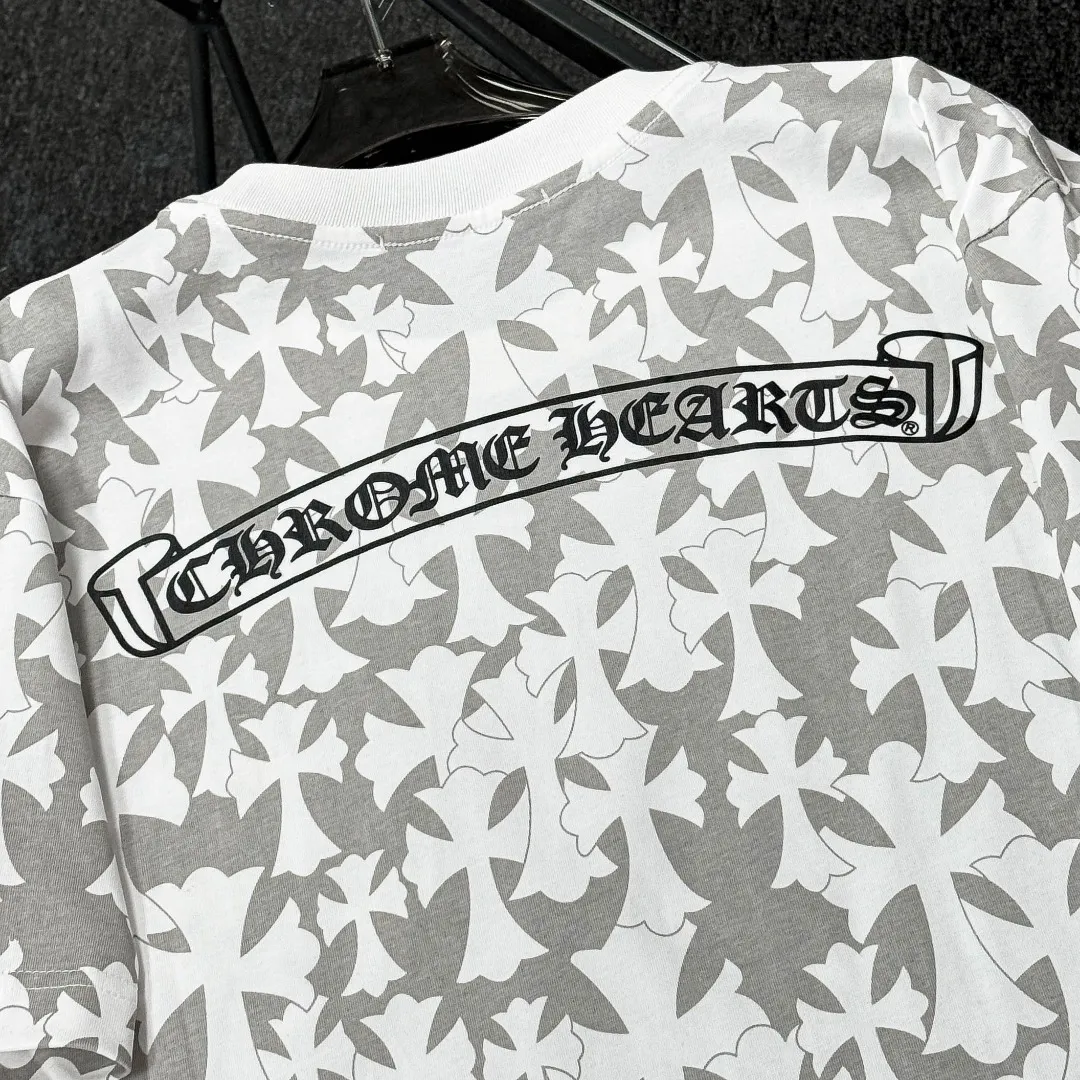 P180 Chrome Hearts 25 high-end versions. The fabric is made of 300 grams of high-density pure cotton. It does not deform or shrink. It has three labels. It is the same style for men and women. Technology: all-over printing + digital printing. Color: white, black. SIZE: S-XL.